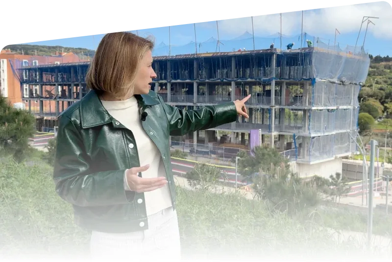 Yulia Noskova señala un edificio en construcción en Barcelona